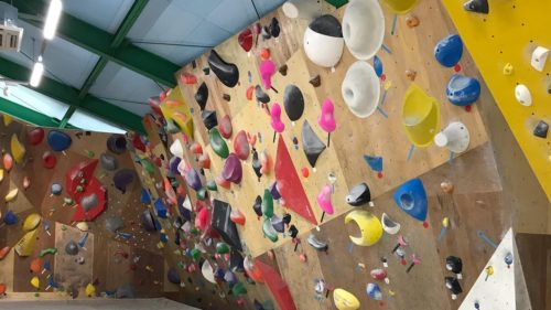 愛知県のクライミング施設「ライオットクライミング」